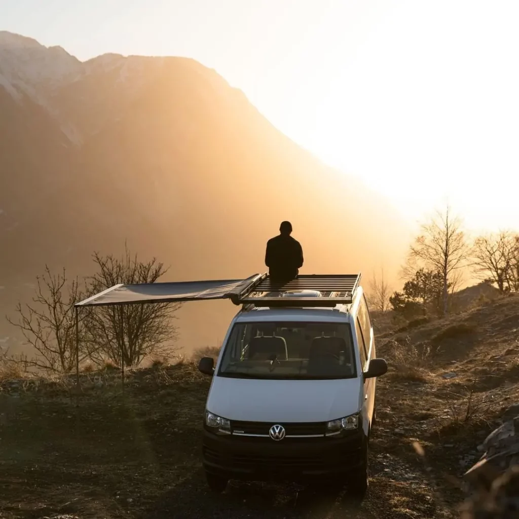 Van aménagé par Avanoa Campers avec galerie de toit, en montagne au coucher du soleil, exposant au Provence Van Week-End