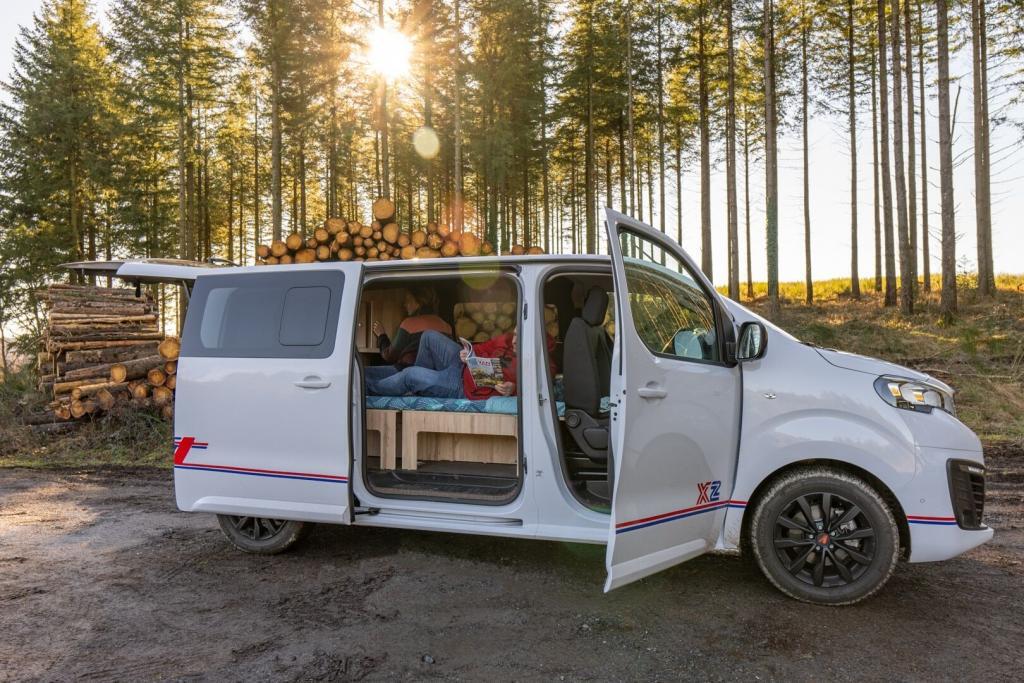 Van aménagé Aventourer ouvert en pleine nature lors du Provence Van Week-End, festival vanlife et salon du van en Provence