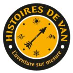 Logo Histoires de Van, boussole jaune et noire avec la mention l'aventure sur mesure